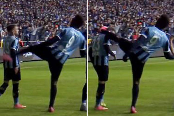 "Super Mario" bất ngờ đá vào đầu của Yunus Akgun khi người đồng đội của anh mở tỷ số cho Adana Demirspor trước Galatasaray