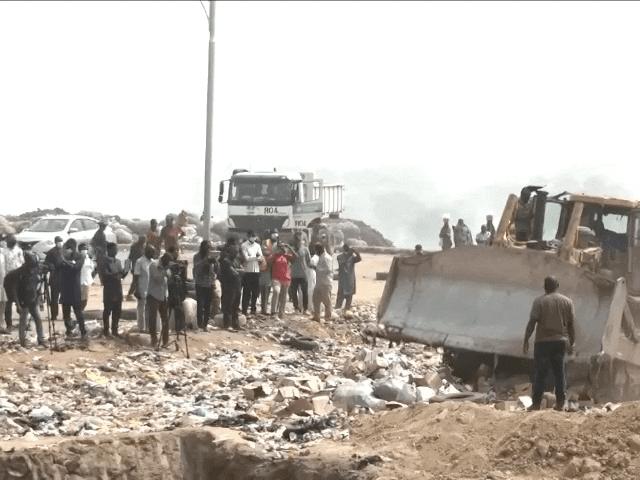 Thế giới - Video: Quốc gia dùng máy ủi nghiền nát hơn 1 triệu liều vaccine Covid-19