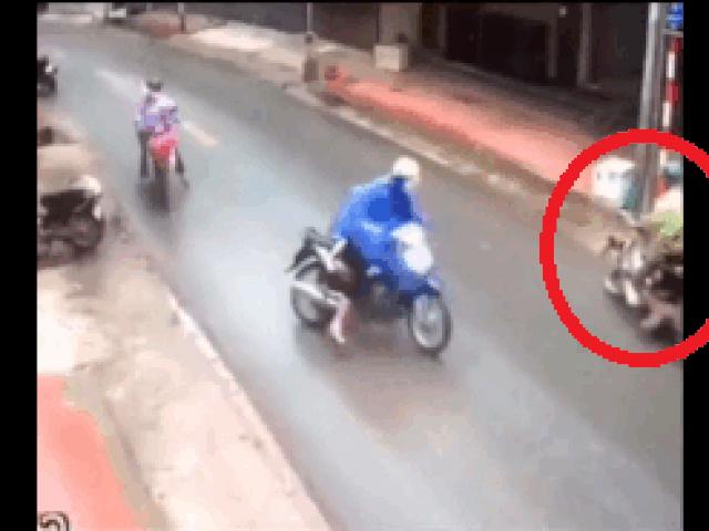 Thế giới xe - Clip: Người đi đường vứt xe, cứu cháu bé bị mắc kẹt gây sốt dân mạng