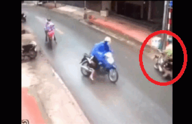 Clip: Người đi đường vứt xe, cứu cháu bé bị mắc kẹt gây sốt dân mạng - 1