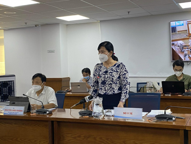 Đại diện Sở Y tế TP HCM thông tin về việc mua kit test xét nghiệm của Công ty Việt Á vào ngày 23-12 Ảnh: HẢI YẾN