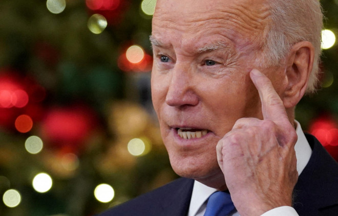 Tổng thống Mỹ Joe Biden ngày 23-12 ký ban hành luật cấm nhập khẩu hàng hóa từ khu tự trị Tân Cương (Trung Quốc). Ảnh: Reuters