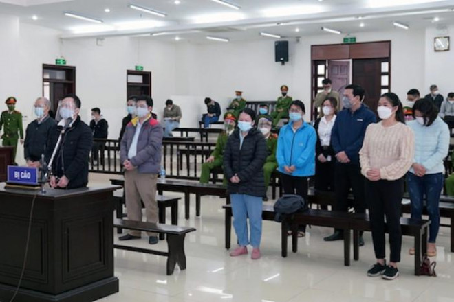 Các bị cáo tại phiên xét xử vụ trường Đại học Đông Đô cấp bằng giả