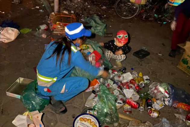 Bé trai hơn 2 tuổi đạp xe theo mẹ đi gom rác: Nữ công nhân môi trường nói gì?