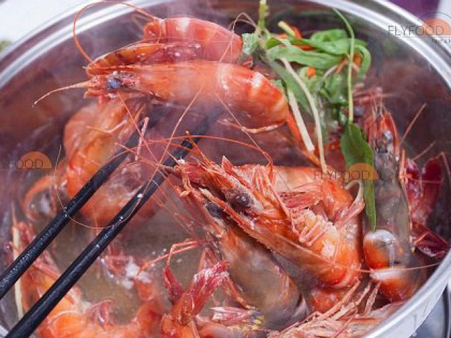 Ẩm thực - Thêm một cách luộc tôm cực ngon bằng 2 gia vị sẵn có trong nhà nếu lỡ quên mua sả