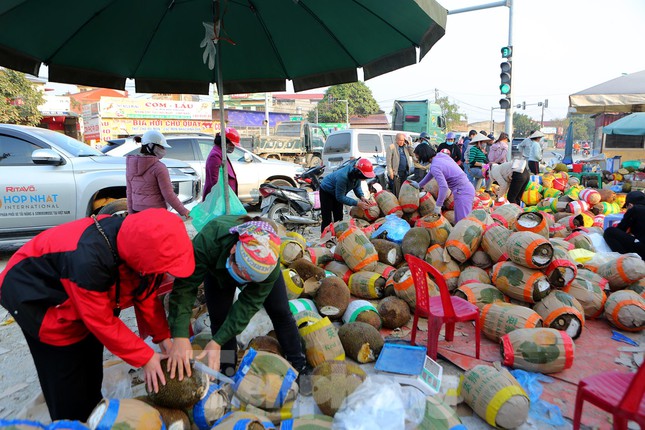 Tại ngã tư Phai Trần trên quốc lộ 1A đoạn đi qua thành phố Lạng Sơn, nhiều xe container đã dỡ hàng tấn mít chất đầy trong thùng xe xuống để bán cho khách dọc đường.