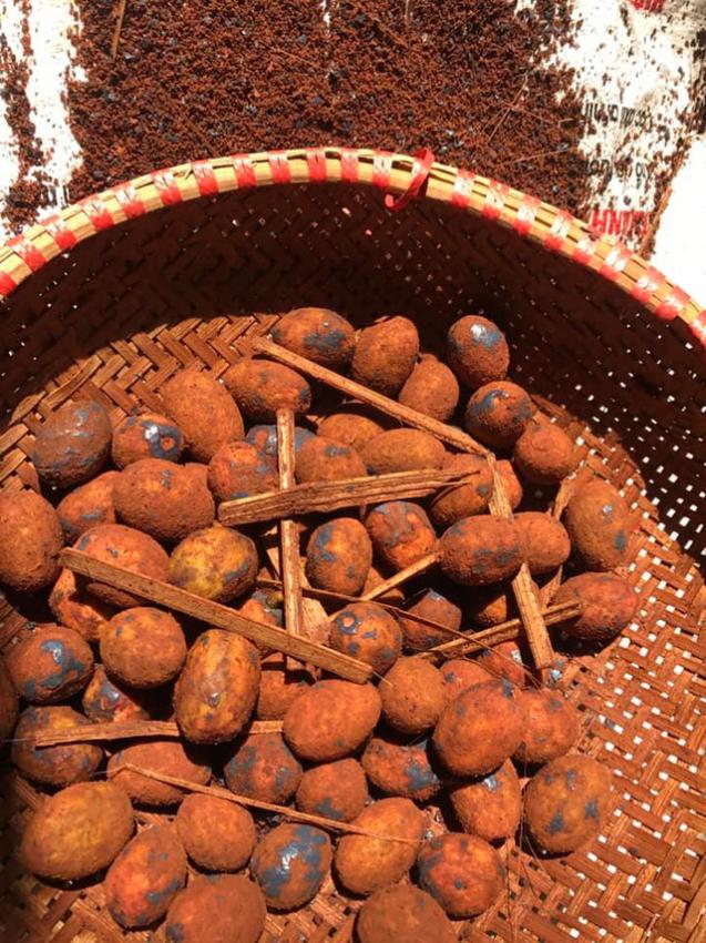 Lạ kì thứ quả miền quê nghèo tưởng bỏ đi giờ được săn lùng, kho cùng thịt thì cả nồi cơm bay biến - 3