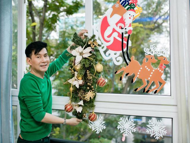 Sao Việt - Đoan Trường trang trí Giáng sinh trong căn nhà mặt phố 2.000 cây vàng