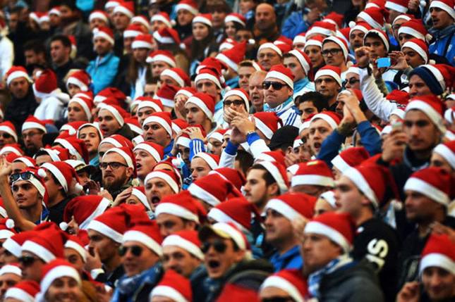 Người hâm mộ trên khán đài Premier League dịp Giáng sinh. (Ảnh: Getty Images)