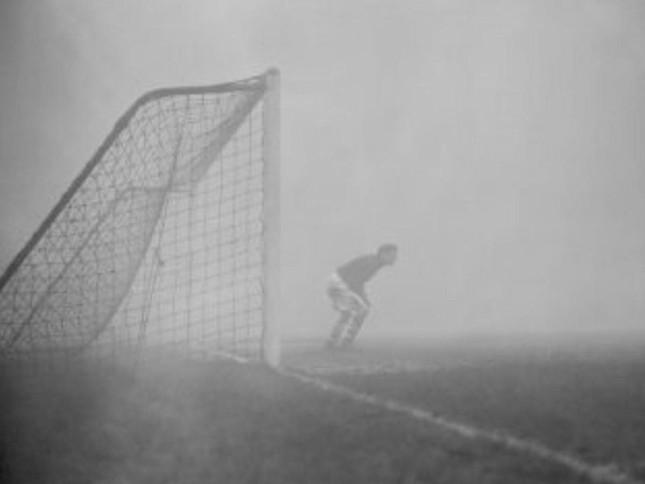 Thủ môn Sam Bartram của Charlton bị bỏ rơi trong màn sương mù dày đặc. (Ảnh: Getty Images)