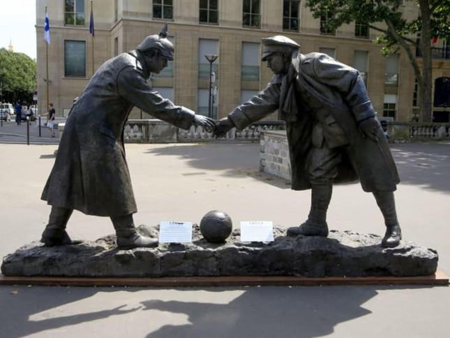 Bức tượng mô phỏng thỏa thuận đình chiến dịp Giáng sinh ở mặt trận phía Tây năm 1914. (Ảnh: Getty Images)