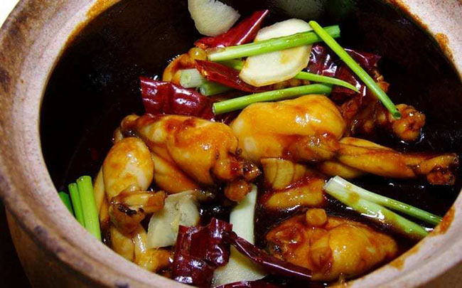 Được biết, tên gọi của loài này xuất phát từ chính tiếng kêu gọi bạn tình của nó. Loài ếch này không kêu ộp ộp và phát ra âm thanh "òn ếch", kéo dài cả đêm lẫn ngày.&nbsp;Ếch òn không kêu riêng lẻ mà kêu đồng thanh. Đây cũng là tín hiệu là người săn ếch biết chắc đây là nơi sinh sống của loài này.
