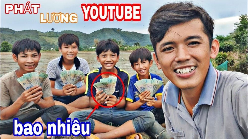 Chàng trai chăn bò quê Bình Định xây nhà, thoát 34 năm ở đợ, 2 YouTuber phụ hồ thì sao? - 7