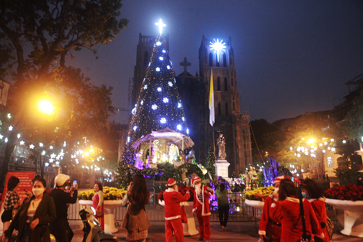 Nhà thờ Lớn Hà Nội trong đêm Noel thật trang trọng và thánh thiện. Hãy cùng đến và cảm nhận không khí tràn ngập sự ấm áp của mùa lễ hội này.