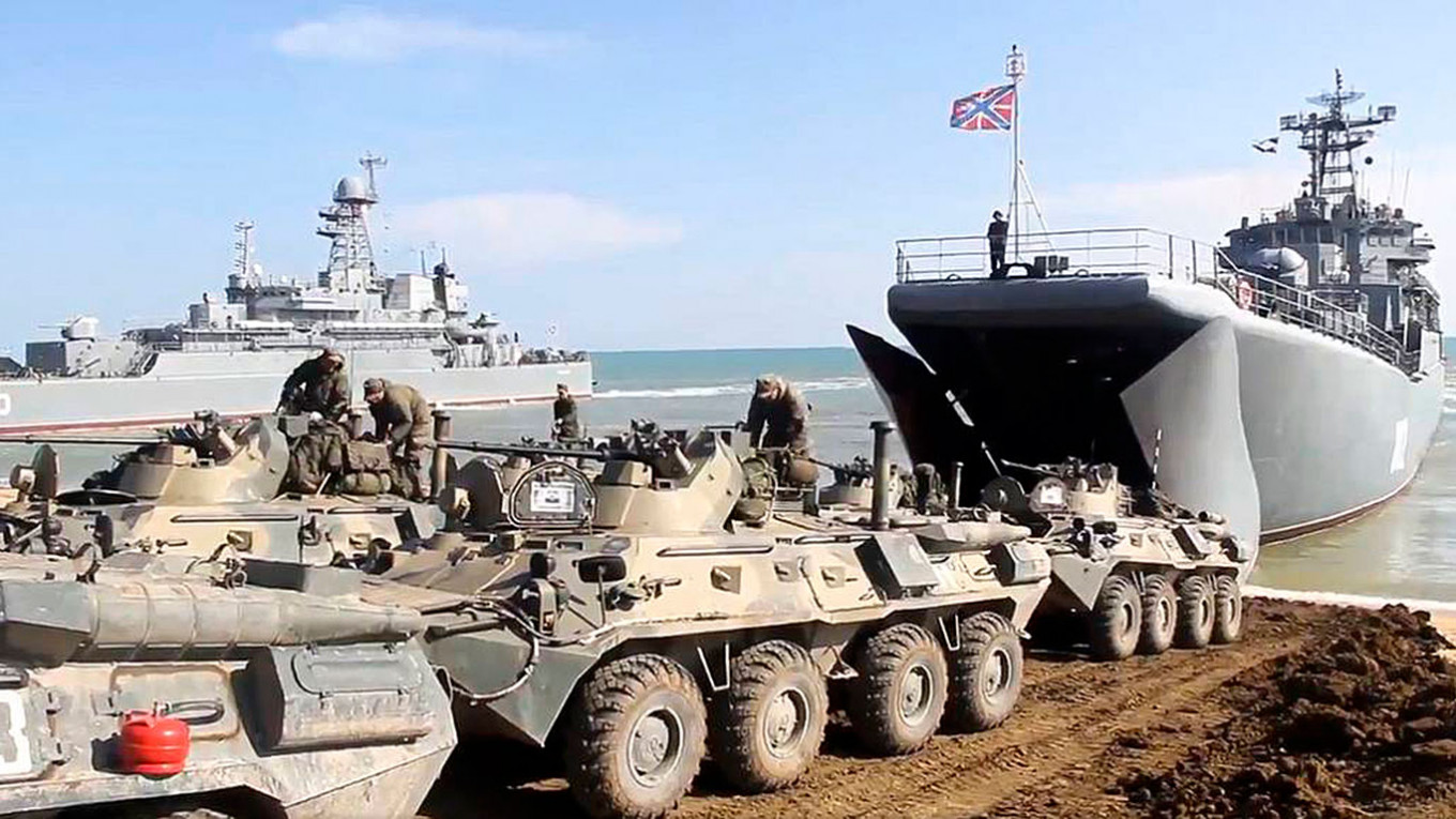 Xe quân sự Nga diễn tập đổ bộ ở bán đảo Crimea.