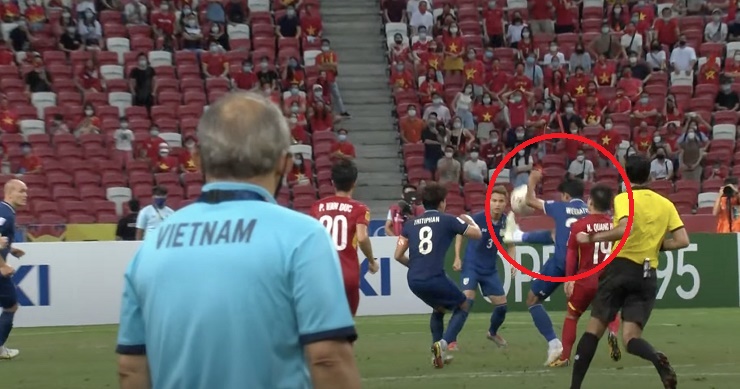 Tình huống cầu thủ Thái Lan để bóng chạm tay trong vòng cấm