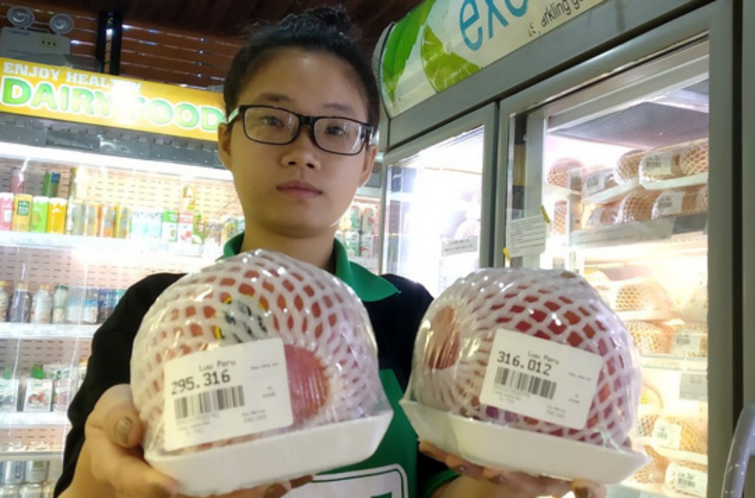 Không chỉ mít mà lựu nay cũng có phiên bản khổng lồ. Loại lựu cỡ đại này được nhập khẩu từ nước ngoài và được bán phổ biến tại Hà Nội và TP.HCM.&nbsp;
