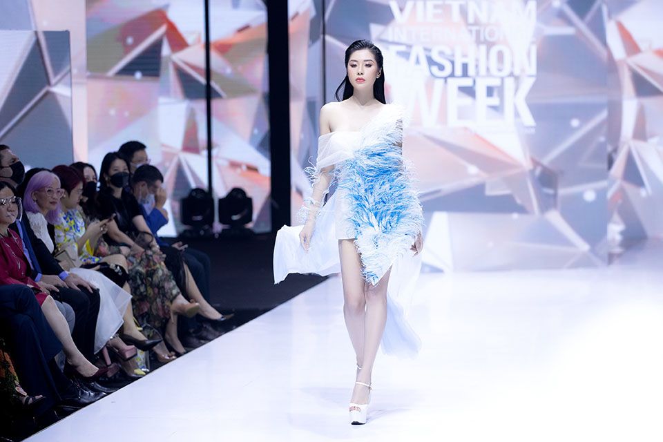 Hoa hậu Tô Diệp Hà lần đầu catwalk, sải bước cùng Khánh Vân, Thanh Hằng - 1