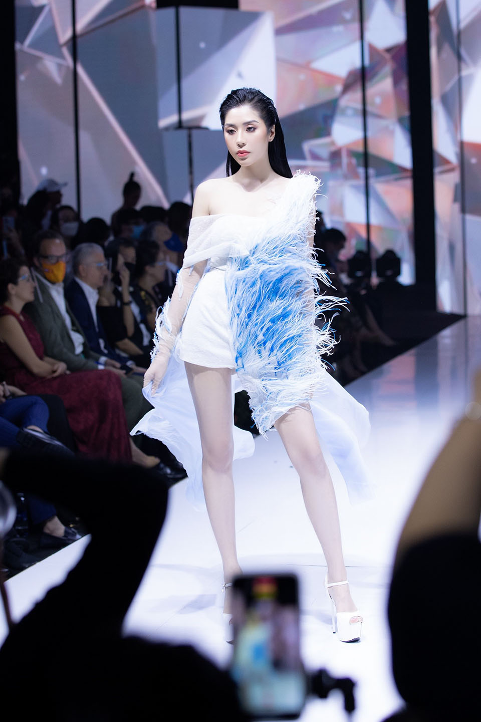 Hoa hậu Tô Diệp Hà lần đầu catwalk, sải bước cùng Khánh Vân, Thanh Hằng - 3