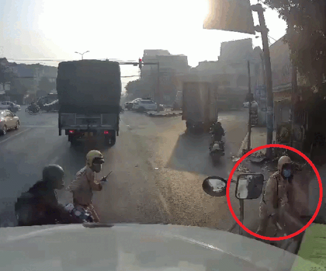 Clip: Lái xe máy lách qua cảnh sát, tông thẳng vào đuôi xe tải - 1