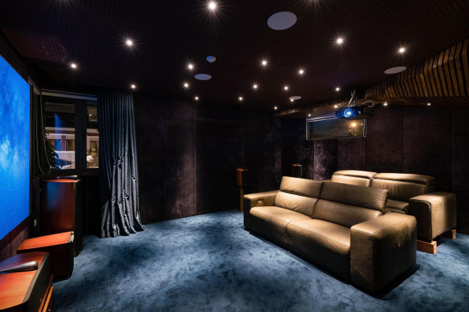 Phòng chiếu phim được lắp đặt các
thiết bị công nghệ cao với vật liệu cách âm, tiêu âm kết hợp với
tường nhung tạo nên trải nghiệm như một rạp chiếu phim bên
ngoài.