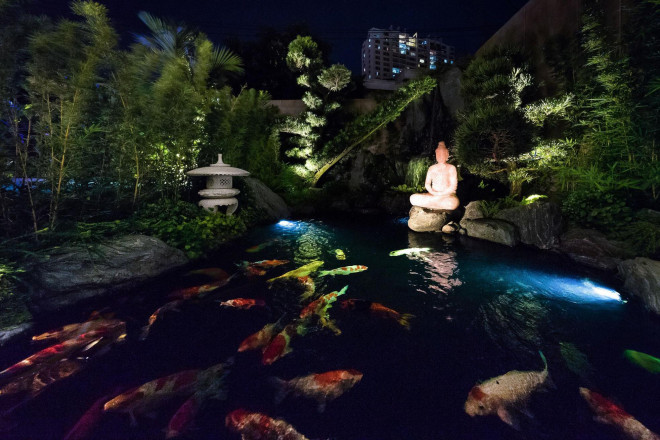 Tận dụng sự rộng rãi của khu đất, KTS
bố trí hai hồ bơi và hồ cá Koi trước nhà, giữa hai không gian này
được phân tách bằng một mảng xanh tự nhiên.