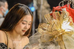 Bạn trẻ - Cuộc sống - Ngắm những thiếu nữ xinh đẹp trong đêm Giáng sinh trên phố Hàng Mã