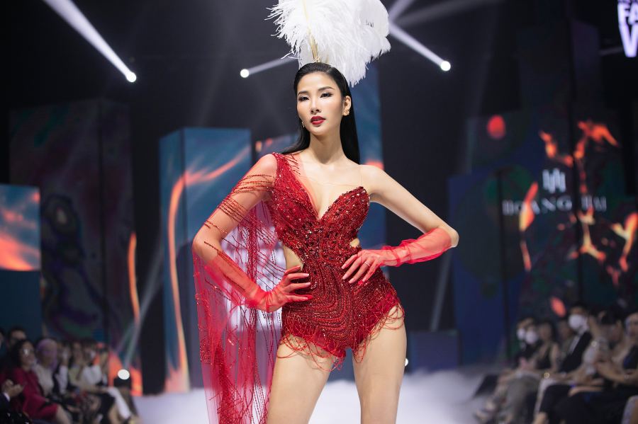 Hoa hậu H'Hen Niê làm vedette, diện thiết kế tốn 700 giờ đính kết của NTK Hoàng Hải - 3