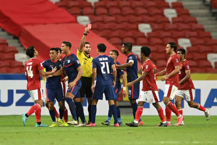 Tới 3 thẻ đỏ được rút ra cho Singapore trong trận bán kết lượt về