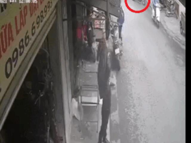 Thế giới xe - Clip: Nổi hứng bốc đầu, bất ngờ lao vào người chạy sang đường