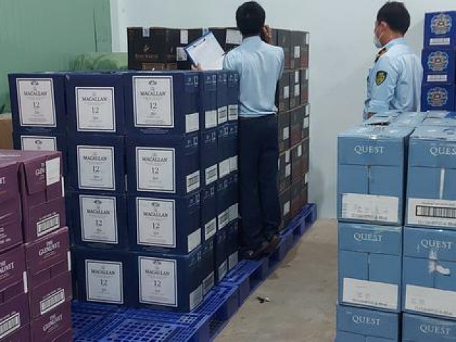 Thị trường - Tiêu dùng - Đón lõng xe tải đang lưu thông, phát hiện hơn 2.600 chai rượu ngoại vi phạm trên đường đi tiêu thụ