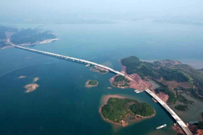 Cầu Vân Tiên dài hơn 1,5km là cây cầu dài nhất tỉnh Quảng Ninh - nối huyện Vân Đồn và Tiên Yên.