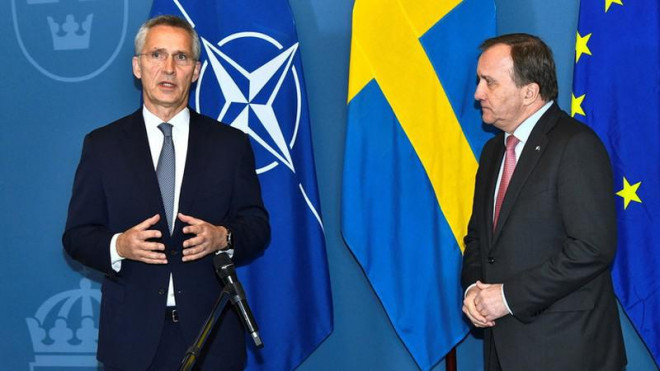 Tổng Thư ký NATO Jens Stoltenberg (trái) trong một gặp Thủ tướng Thụy Điển Stefan Lofven tại Stockholm (Thụy Điển). Ảnh: REUTERS