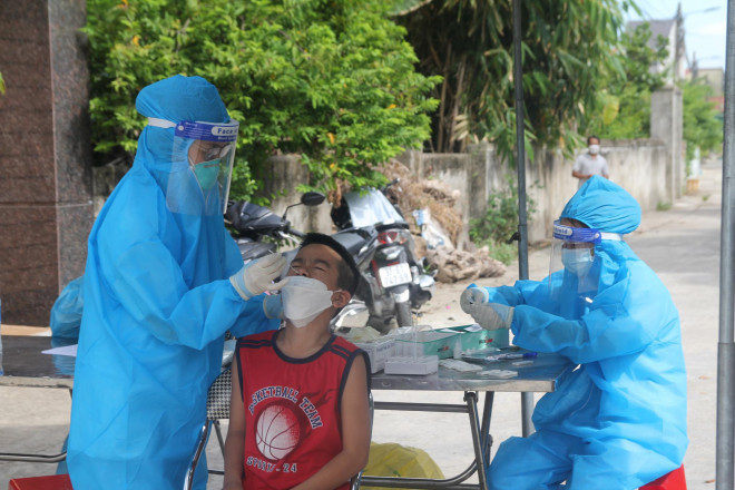 Lực lượng chức năng Nghệ An lấy mẫu xét nghiệm trong cộng đồng cho người dân.