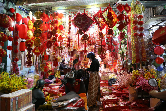 Nhiều cửa hàng trên đường Hải Thượng Lãn Ông đã bắt đầu bày bán hàng trang trí tết.