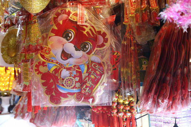 Bên cạnh mẫu mã, số lượng hàng hóa của các cửa hàng cũng chỉ ở mức cầm chừng.