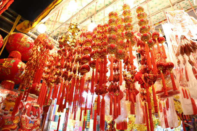 Đồ trang trí hình hổ dường như "lép vế" ở các cửa hàng.