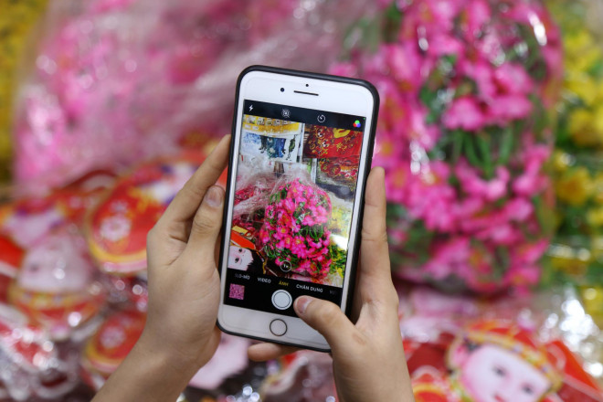 Nắm bắt xu thế, các cửa hàng cũng bán hàng hóa online để đáp ứng nhu cầu của khách hàng.