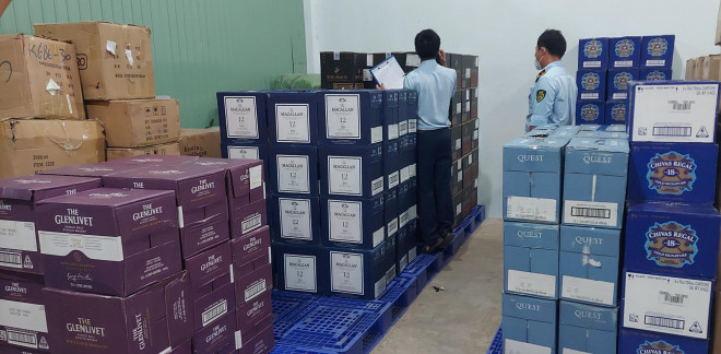 Chiều 25/12, Tổng cục QLTT cho biết, hơn 2.600 chai rượu ngoại vi phạm vừa được cơ quan chức năng phát hiện tại Quốc lộ 1A, đoạn đi qua địa bàn tỉnh Bình Thuận, hướng vào TP Hồ Chí Minh.