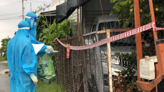 Nhân viên y tế cập nhật thông về các F0 điều trị tại nhà.