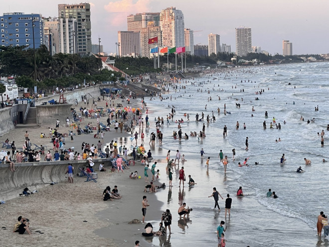 Du khách vui chơi, tắm biển tại Bãi Sau, TP Vũng Tàu