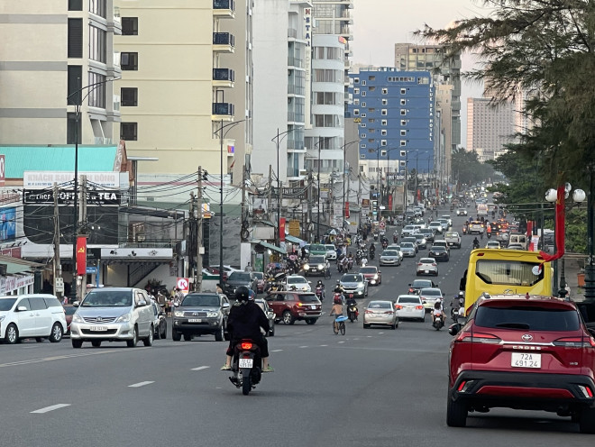 Dọc đường Thuỳ Vân lượng xe cá nhân di chuyển rất đông