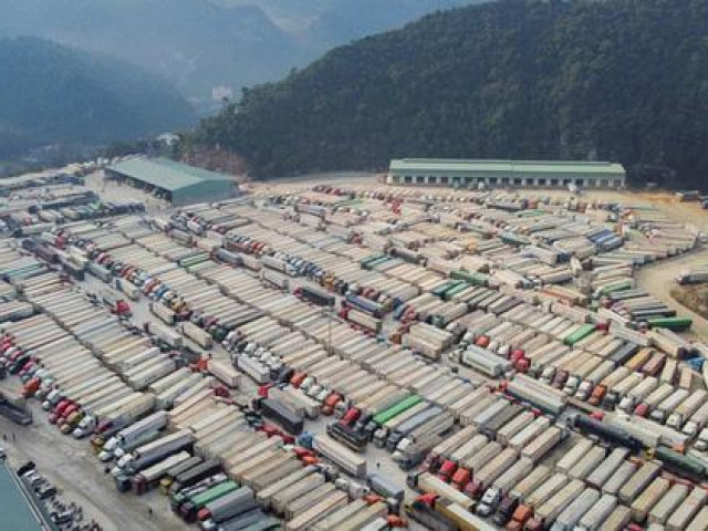 Tin tức trong ngày - Cấp mì tôm, nước miễn phí cho tài xế hơn 4.200 xe hàng ùn ứ ở Lạng Sơn