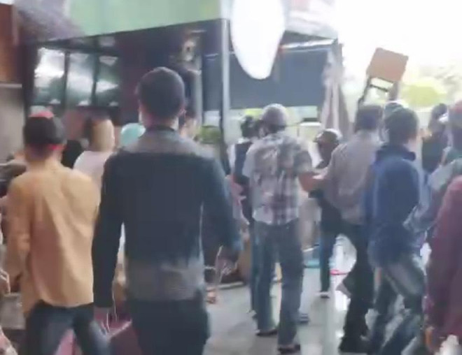 Hai nhóm người xô xát với nhau tại buổi đấu giá. (Ảnh cắt clip tại hiện trường)
