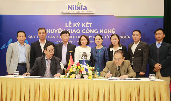 Đại diện Nibifa và Bác sĩ, đại tá Phan Ngọc Minh ký kết chuyển giao công nghệ