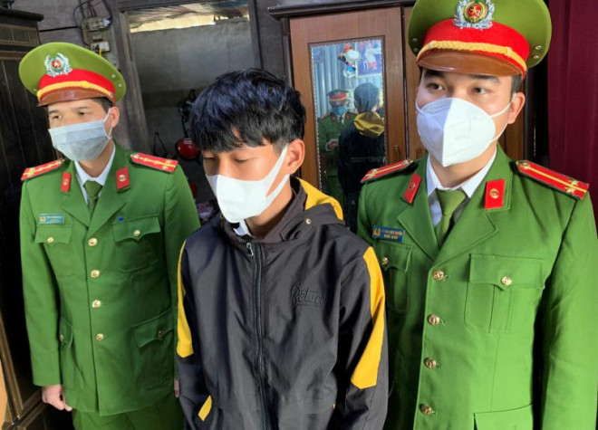 Công an thị xã Hương Trà thực hiện lệnh bắt giam đối tượng Lê Hoàng Quang Tiến.