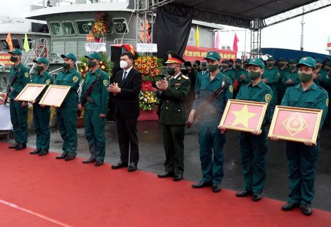 Lễ trao cờ cho Hải đội dân quân thường trực mới thành lập. Ảnh: H.H