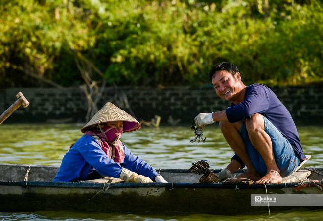 Anh Miền tươi cười nói: “Mùa nào thức ấy, ra Tết thì chúng tôi săn bắt tôm, cá đến mùa rét thì lại chuyển sang bắt Cà ra”. Cứ thế, sông Thái Bình như một dòng máu đã nuôi nhiều thế hệ của gia đình anh.