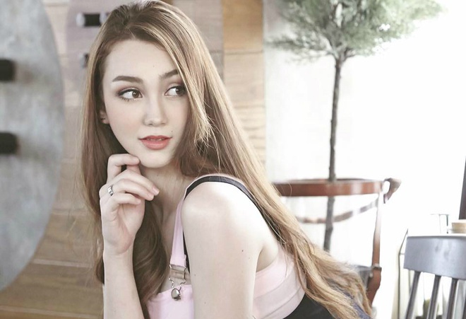 Nhan sắc &#34;bông hồng lai&#34; nóng bỏng, thông minh và đa tài - 1