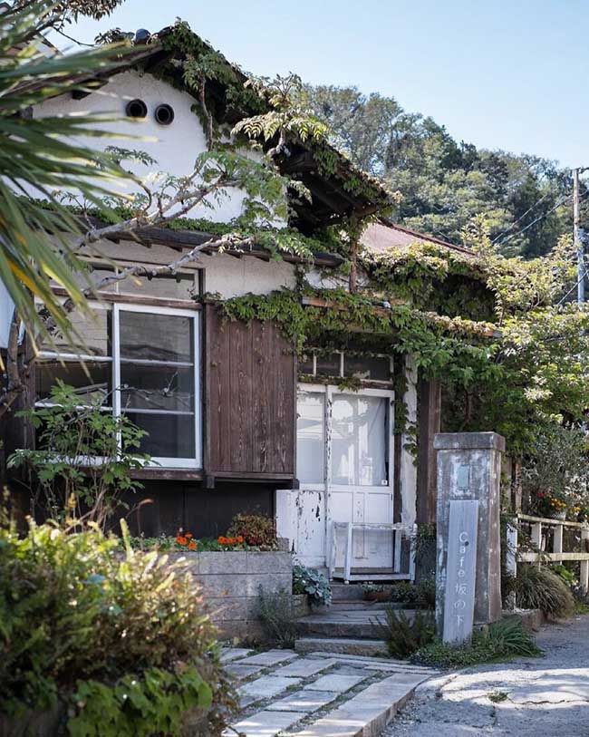 12. Café Sakanoshita - một địa điểm quyến rũ bên trong một ngôi nhà 90 năm tuổi đã được tân trang lại.
